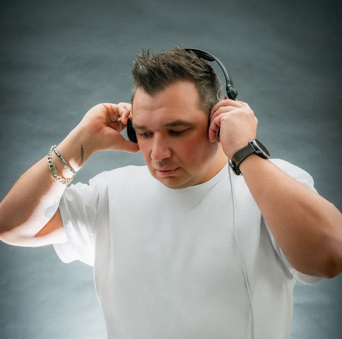 NERVOU5 with headphones